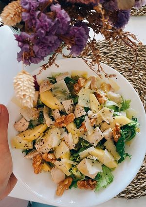 Foto principal de Ensalada de pollo con manzana, nueces y lascas de parmesano