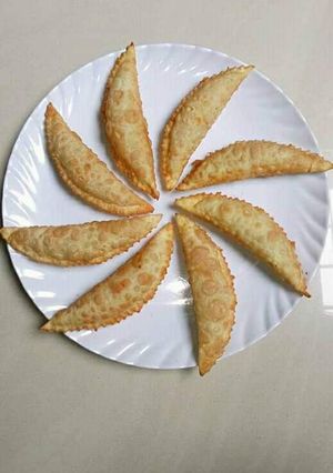 गुजिया (gujiya recipe in Hindi) रेसिपी मुख्य फोटो