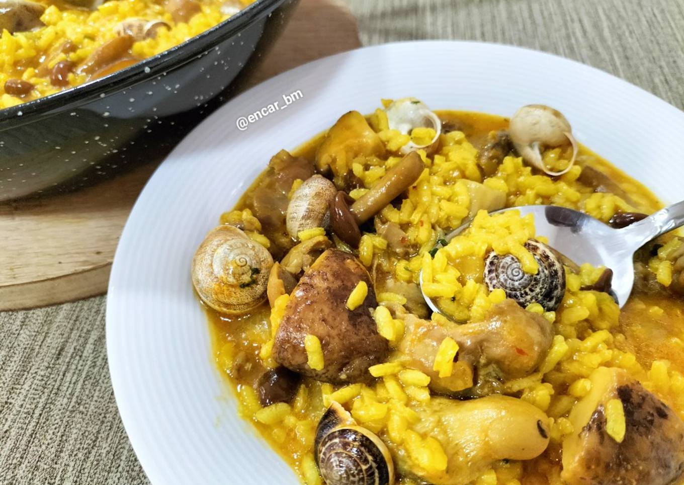 Arroz meloso con mollejas, setas y caracoles