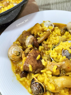 Una foto de Arroz meloso con mollejas, setas y caracoles