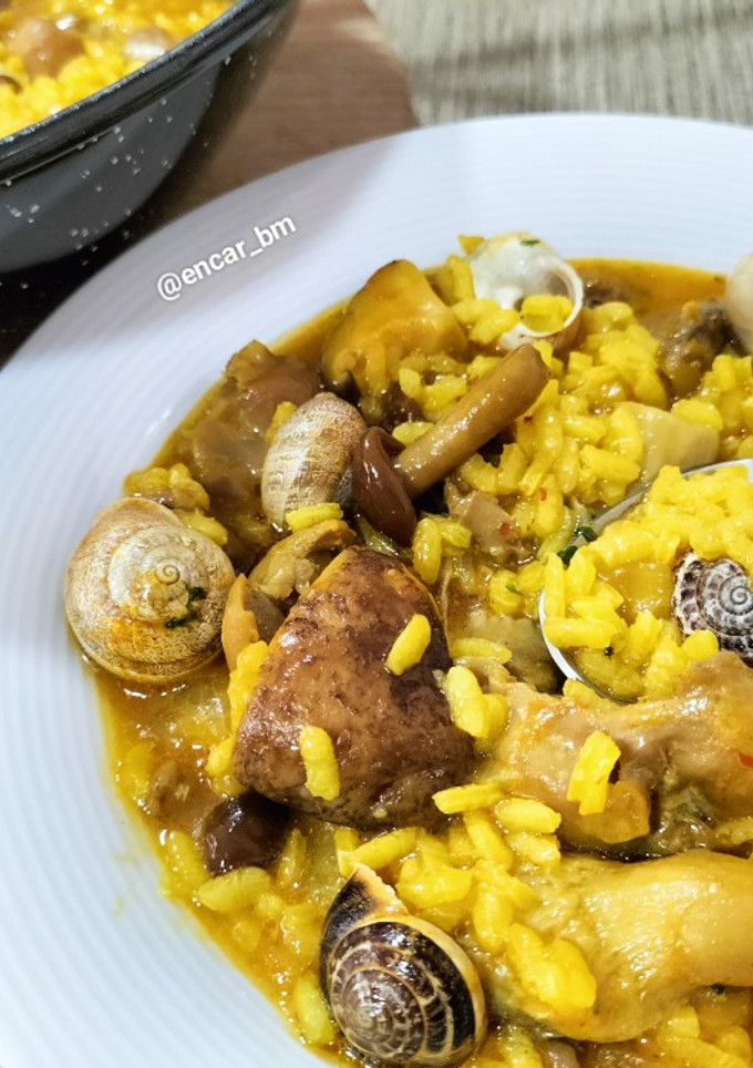 Una foto de Arroz meloso con mollejas, setas y caracoles