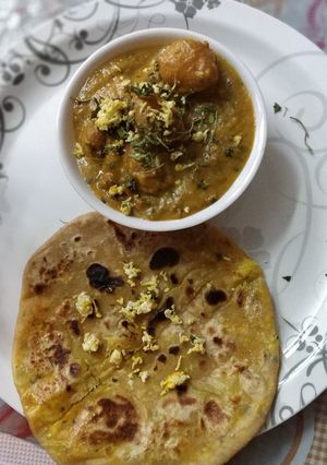 A picture of Dum aloo you with paneer paratha.