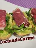 Montaditos de jamón y aguacate