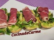 Una foto de tostadas aperitivo