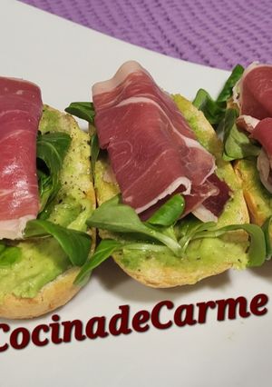 Una foto de Montaditos de jamón y aguacate