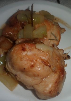 Una foto de Pollo al romero y pepino