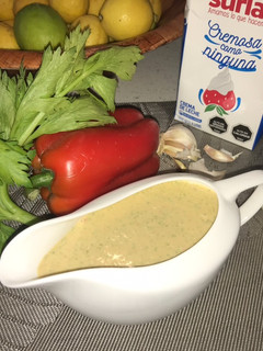 Una foto de Salsa de apio y pimiento para aderezar ensaladas