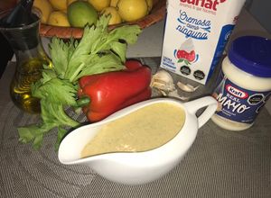 Una foto de Salsa de apio y pimiento para aderezar ensaladas