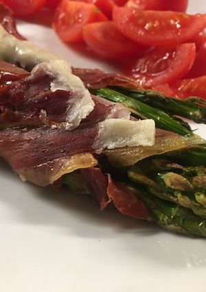 Zdjęcie przepisu Szparagi w szynce parmeńskiej i z parmiggiano.