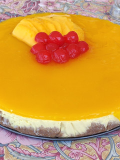 Una foto de Cheesecake de mango y chocolate blanco