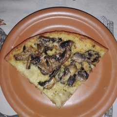 A picture of Fainá rellena de cebolla y champignon.
