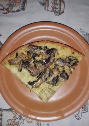 Una foto de Fainá rellena de cebolla y champignon