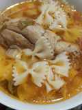 Sopa de pollo con farfalle