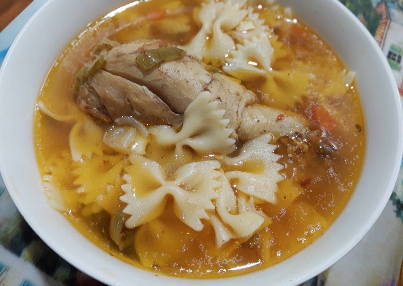 Sopa de pollo con farfalle