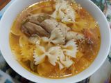 Sopa de pollo con farfalle