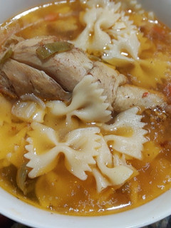 Una foto de Sopa de pollo con farfalle