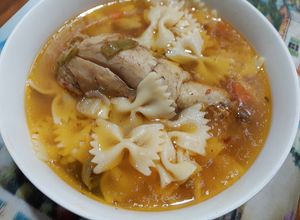 Una foto de Sopa de pollo con farfalle