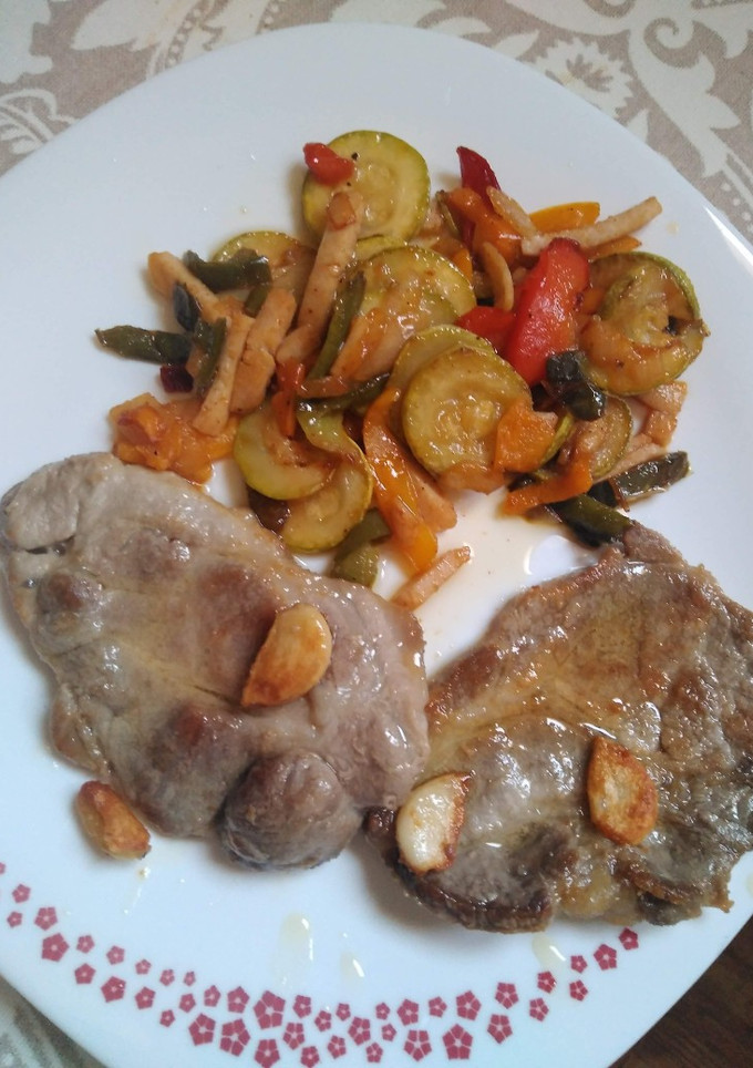 Una foto de Filete de cabeza a la cerveza con pisto de verduras