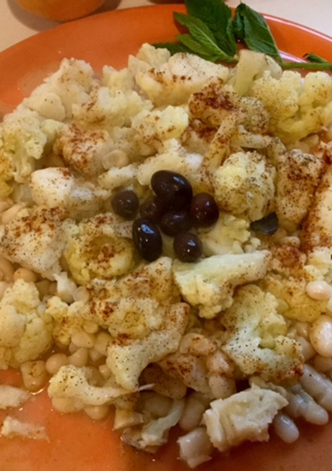Una foto de Coliflor con bacalao y judías blancas
