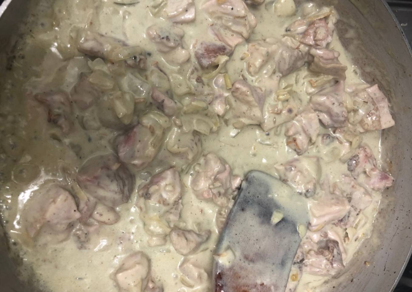 440. Muslos de pollo en salsa de queso azul (principal carne)