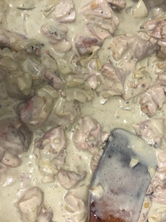 Una foto de 440. Muslos de pollo en salsa de queso azul (principal carne)