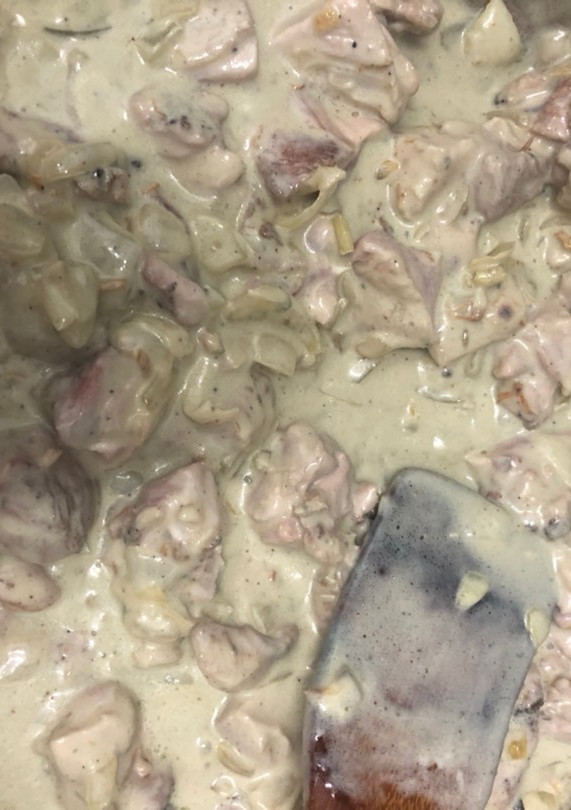 Una foto de 440. Muslos de pollo en salsa de queso azul (principal carne)