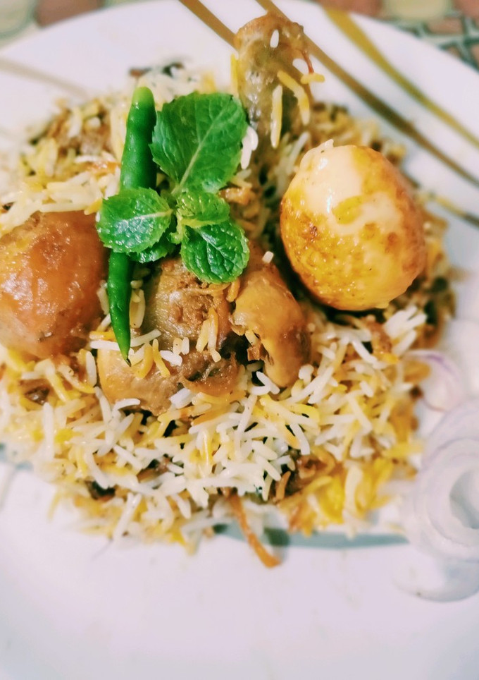 কলকাতা স্টাইল চিকেন বিরিয়ানি (Kolkata style chicken biriyani recipe in bengali) রেসিপির প্রধান ছবি