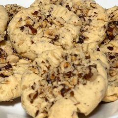 A picture of German hazelnut cookies.