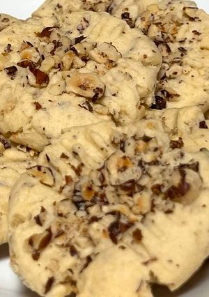 A picture of German hazelnut cookies.
