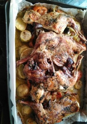 Foto principal de Conejo al horno, con base de patata, cebolla y calabacín