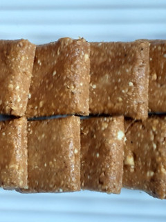 क्रश शेंगदाणा चिक्की (CRUSH SHENGDANA CHIKKI RECIPE IN MARATHI) रेसिपी चे मुख्य फोटो