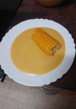 Una foto de Crema de verduras al curry con piña (mazorca de maíz)