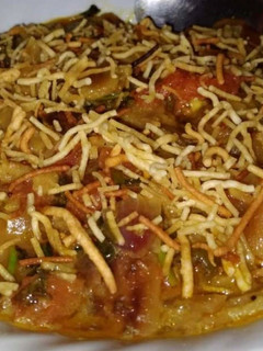 વધેલી રોટલી નું શાક (Vadheli Rotli Shak Recipe In Gujarati) રેસીપી મુખ્ય ફોટો