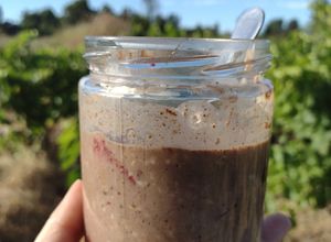 Una foto de Avena Overnight (remojada durante la noche) Mocaccino frutilla