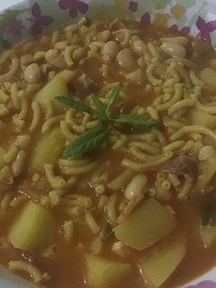 Una foto de Habichuelas con bacon y fideos a la hierbabuena