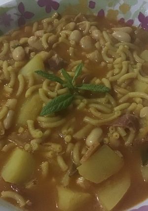 Una foto de Habichuelas con bacon y fideos a la hierbabuena