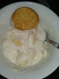 Una foto de Yogurt, pera y galleta