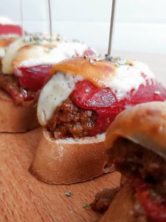 Una foto de Pincho de pimiento del piquillo relleno de boloñesa con queso