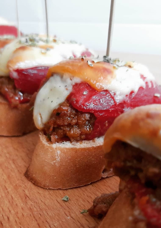 Una foto de Pincho de pimiento del piquillo relleno de boloñesa con queso