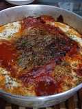 Huevos escalfados con pastel de carne