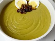 Una foto de sopa de arvejas