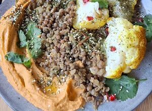 Une photo de Houmous de patates douces, chou-fleur aux épices et grenade, trio de lentilles