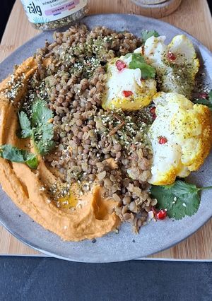 Une photo de Houmous de patates douces, chou-fleur aux épices et grenade, trio de lentilles