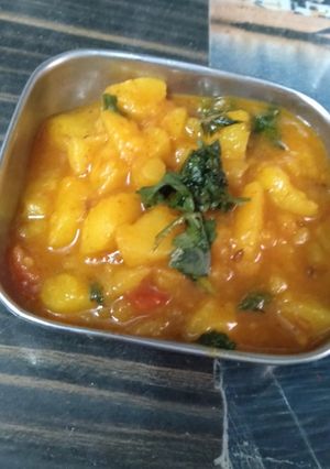બટાકા નું રસાવાળું શાક રેસીપી મુખ્ય ફોટો