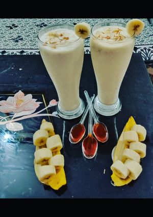 બનાના સ્મૂથી(banana smoothie Recipe in Gujarati) રેસીપી મુખ્ય ફોટો