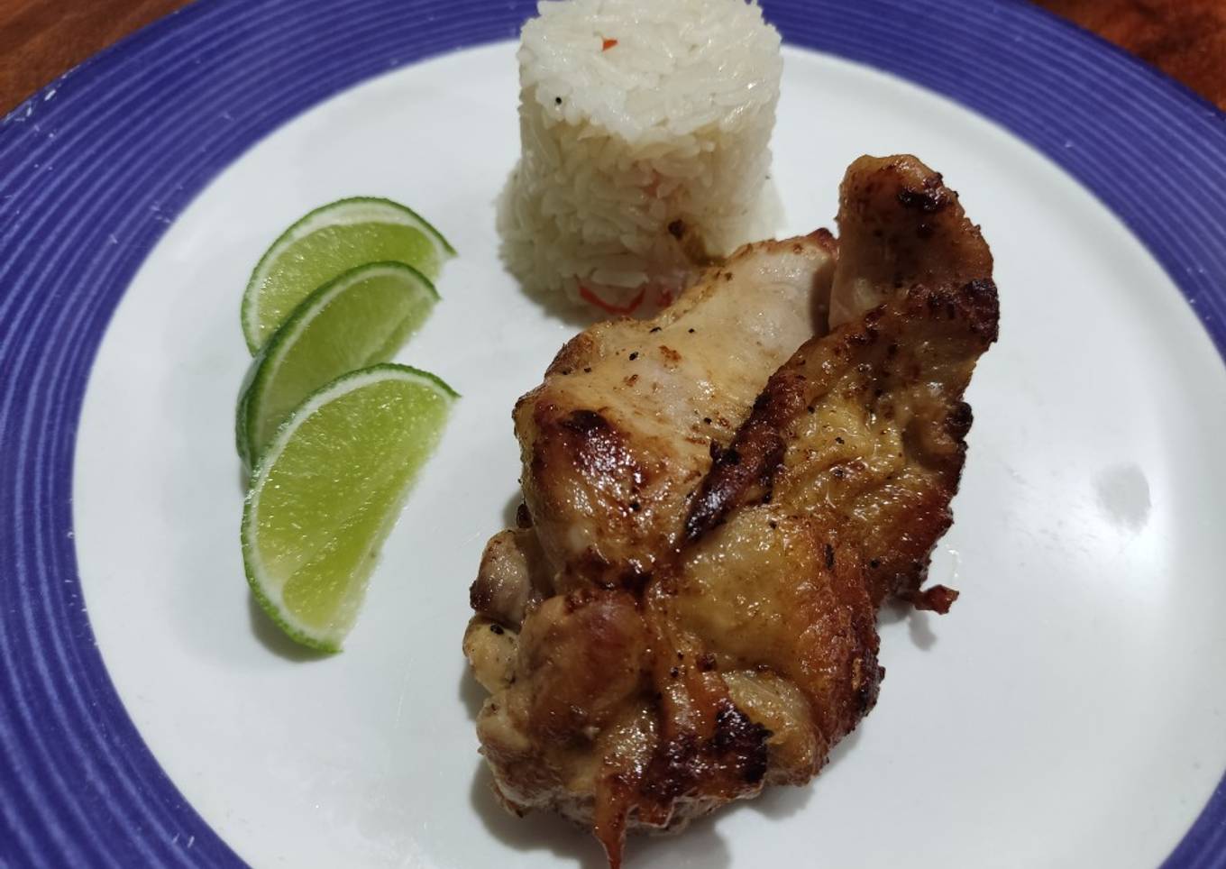 Muslos de pollo fritos deshuesados