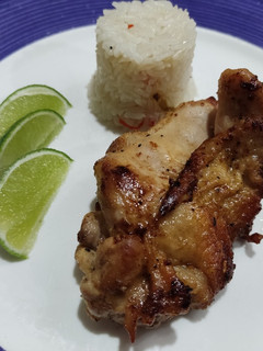 Una foto de Muslos de pollo fritos deshuesados