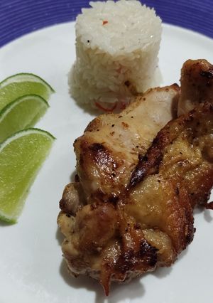 Una foto de Muslos de pollo fritos deshuesados