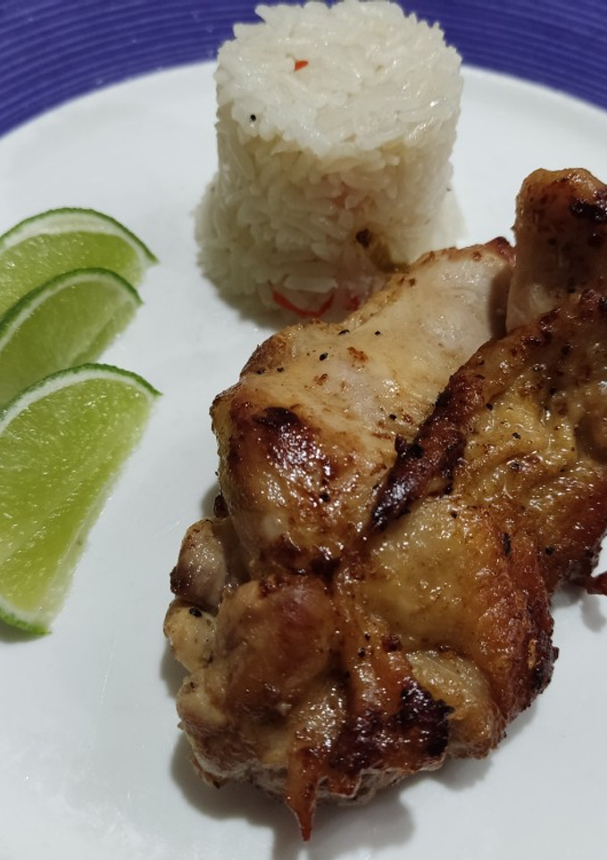 Una foto de Muslos de pollo fritos deshuesados