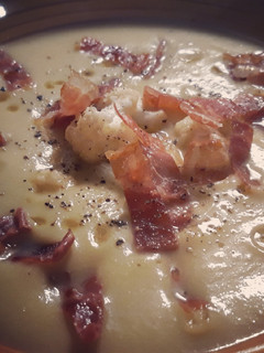 Una foto de Crema de coliflor con virutas de jamón